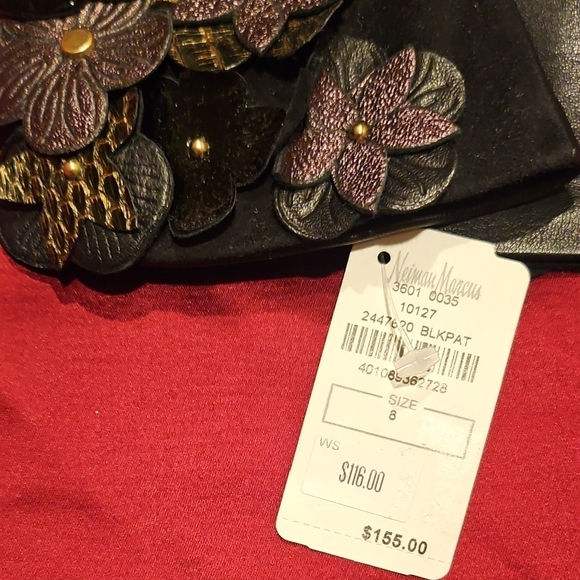 Neiman Marcus NWT Black Leather Gloves with Floral Accents - Picture 2 of 7